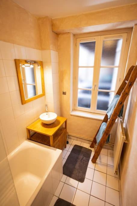 Le "Pied A Terre" - Appartement Plein Centre Avec Parking Prive Бурж Экстерьер фото